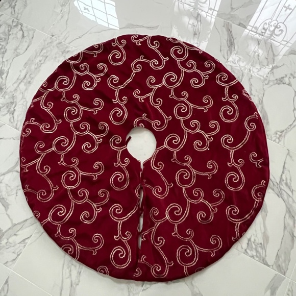 Gorgeous Chestnut Lane Plush Reversible Tree Skirt - Picture 1 of 6